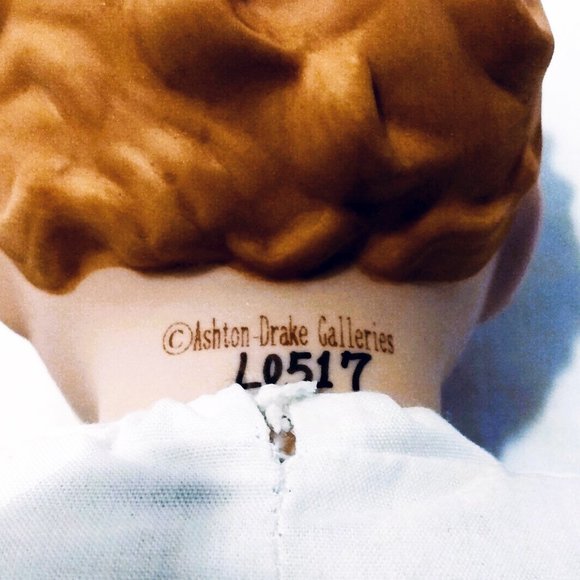 Ashton Drake Galleries Porcelain Baby In Christening Gown & Hat #-LO517 - Picture 8 of 12